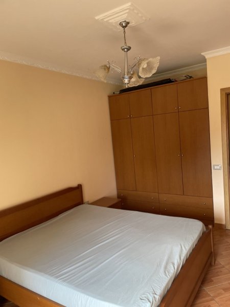 Tirane, jap me qera apartament 1+1+Ballkon Kati 2, 67 m² 500 € (Rruga e Saraçve)