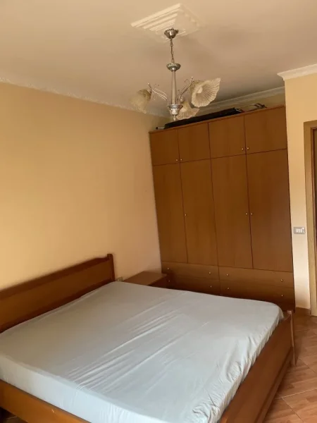 Tirane, jap me qera apartament 1+1+Ballkon Kati 2, 67 m² 500 € (Rruga e Saraçve)