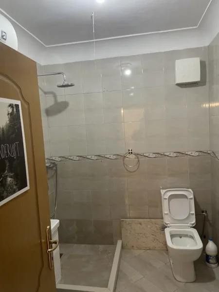 Tirane, jap me qera apartament 1+1+Ballkon Kati 2, 67 m² 500 € (Rruga e Saraçve)