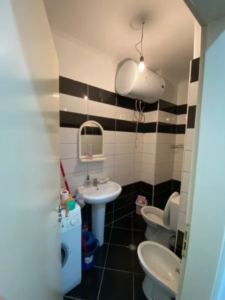 Tirane, jepet me qera apartament 2+1+Ballkon Kati 2, 95 m² 450 € (Astir Prane Bohemit)