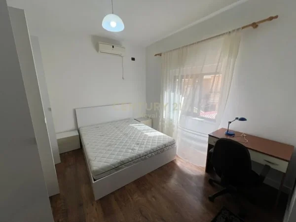 Tirane, jepet me qera apartament 2+1+Aneks+Ballkon Kati 2, 80 m² 700 € (Rruga mine peza)