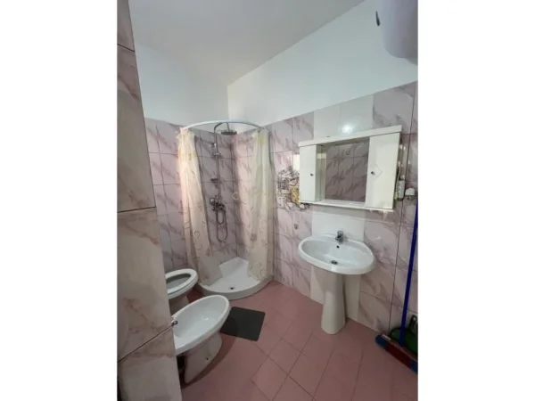 Tirane, jepet me qera apartament 2+1+Aneks+Ballkon Kati 2, 80 m² 700 € (Rruga mine peza)