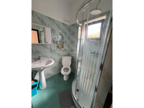 Tirane, jepet me qera apartament 2+1+Aneks+Ballkon Kati 2, 80 m² 700 € (Rruga mine peza)