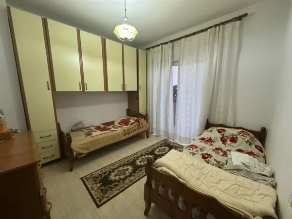 Tirane, jepet me qera apartament 2+1+Ballkon Kati 1, 121 m² 750 € (Rruga Haxhi Hysen Dalliu)