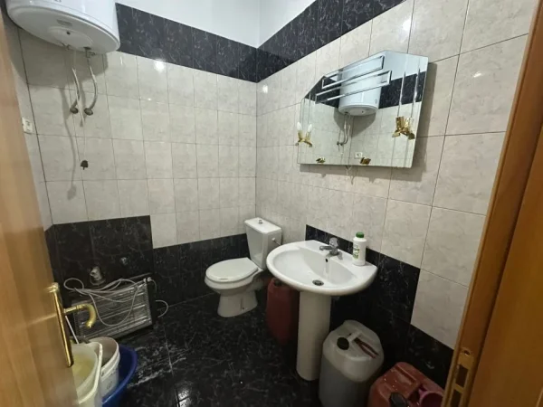 Tirane, jepet me qera apartament 2+1+Ballkon Kati 1, 121 m² 750 € (Rruga Haxhi Hysen Dalliu)