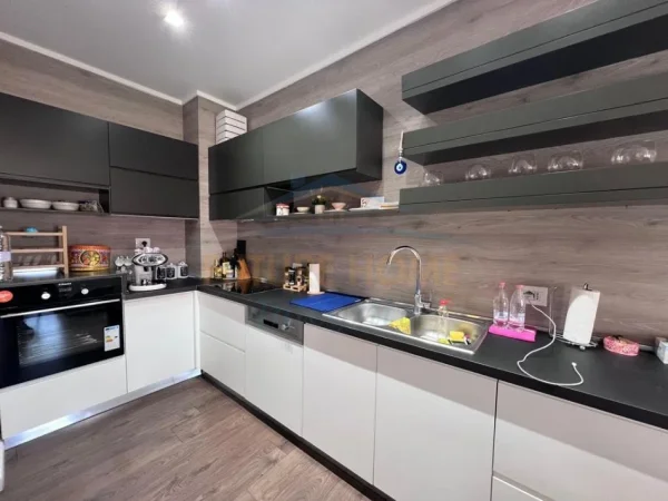 Tirane, jepet me qera apartament 1+1 Kati 6, 90 m² 600 € 