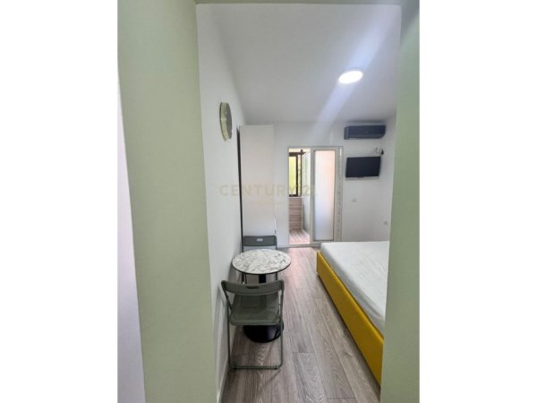 Tirane, jepet me qera garsonier 1+1 Kati 2, 15 m² 400 € (pranë Gardës)