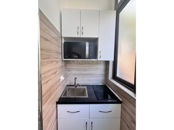 Tirane, jepet me qera garsonier 1+1 Kati 2, 15 m² 400 € (pranë Gardës)