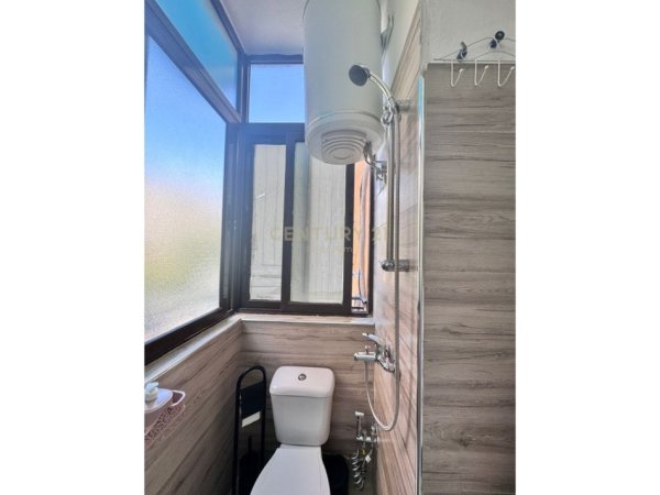 Tirane, jepet me qera garsonier 1+1 Kati 2, 15 m² 400 € (pranë Gardës)