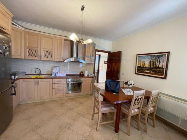 Tirane, jepet me qera apartament 3+1 Kati 7, 1.000 € 