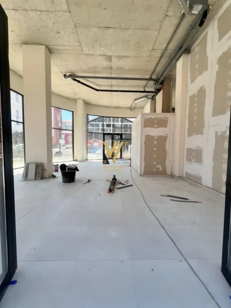 Tirane, shitet dyqan Kati 0, 175 m² 875.000 € (KOMUNA E PARISIT)