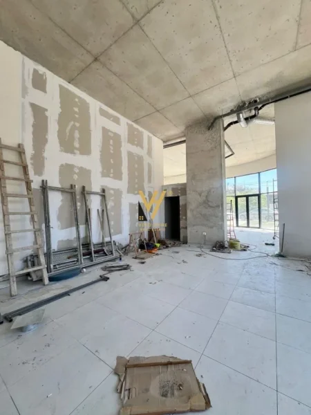 Tirane, shitet dyqan Kati 0, 175 m² 875.000 € (KOMUNA E PARISIT)