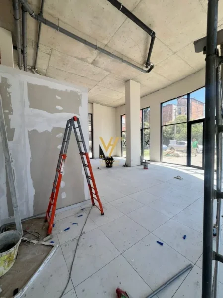 Tirane, shitet dyqan Kati 0, 175 m² 875.000 € (KOMUNA E PARISIT)