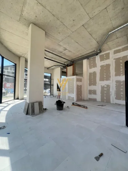 Tirane, shitet dyqan Kati 0, 175 m² 875.000 € (KOMUNA E PARISIT)