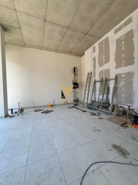 Tirane, shitet dyqan Kati 0, 175 m² 875.000 € (KOMUNA E PARISIT)