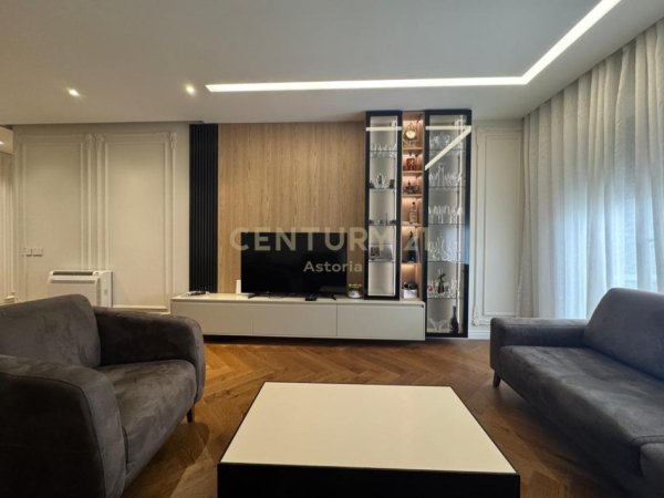 Tirane, jepet me qera apartament 2+1+Ballkon Kati 3, 130 m² 2.500 € (Liqeni i Thate)