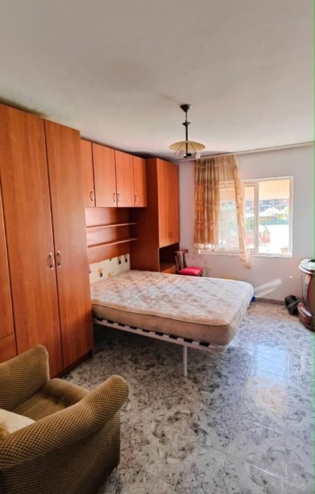 Tirane, jepet me qera apartament 2+1+Ballkon Kati 4, 75 m² 450 € (Stacioni i Trenit)