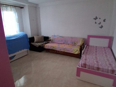 Tirane, jepet me qera shtepi Kati 5, 300 € 