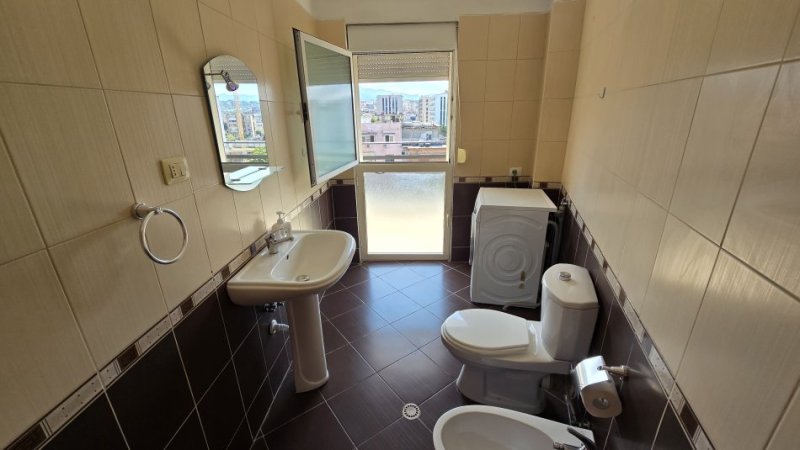 Tirane, jap me qera apartament 2+1+Ballkon Kati 6, 110 m² 450 € (Rruga Kongresi i Manastirit)