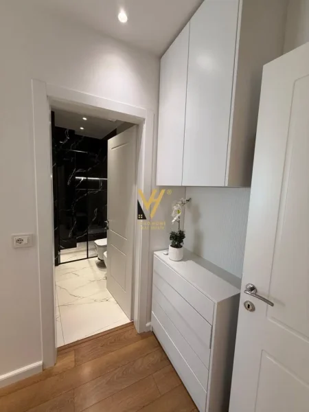 Tirane, jepet me qera apartament 2+1+Ballkon Kati 5, 120 m² 1.900 € (LIQENI ARTIFICIAL)