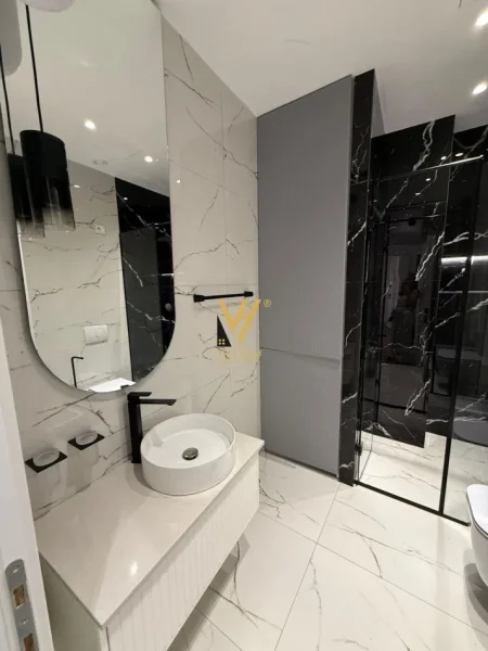 Tirane, jepet me qera apartament 2+1+Ballkon Kati 5, 120 m² 1.900 € (LIQENI ARTIFICIAL)