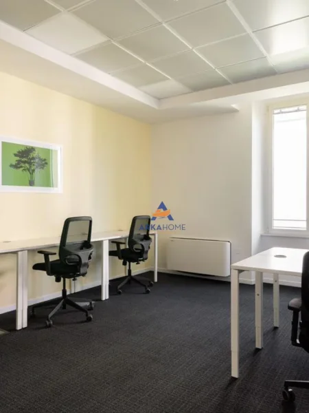 Tirane, jepet me qera zyre Kati 1, 135 m² 600 € (KOMBINAT)