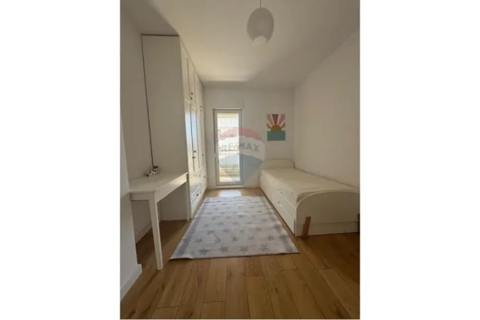 Tirane, jepet me qera apartament 2+1 , 100 m² 750 € (21 Dhjetori)