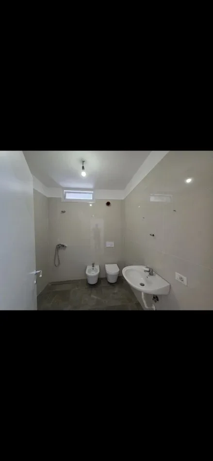 Tirane, shitet apartament 2+1+Ballkon Kati 2, 106 m² 168.000 € (Rruga 5 Maji)