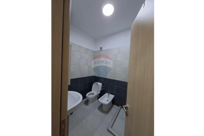Tirane, jepet me qera apartament 2+1 Kati 8, 74 m² 500 € (rruga kavajes)