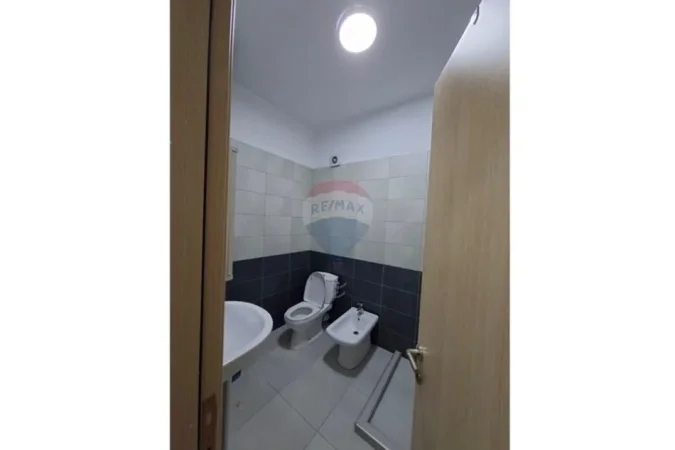 Tirane, jepet me qera apartament 2+1 Kati 8, 74 m² 500 € (rruga kavajes)