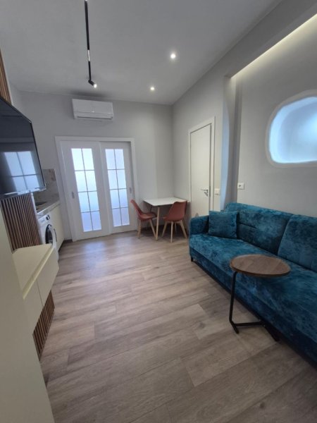 Tirane, jepet me qera apartament 1+1 Kati 8, 43 m² 500 € (Pran 21 Dhjetorit dhe square 21)