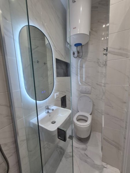Tirane, jepet me qera apartament 1+1 Kati 8, 43 m² 500 € (Pran 21 Dhjetorit dhe square 21)