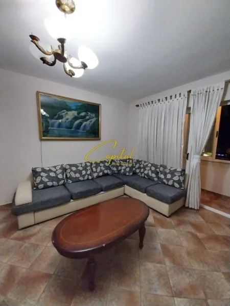 Tirane, jepet me qera apartament 1+1 Kati 3, 75 m² 500 € (KOMUNA E PARISIT)