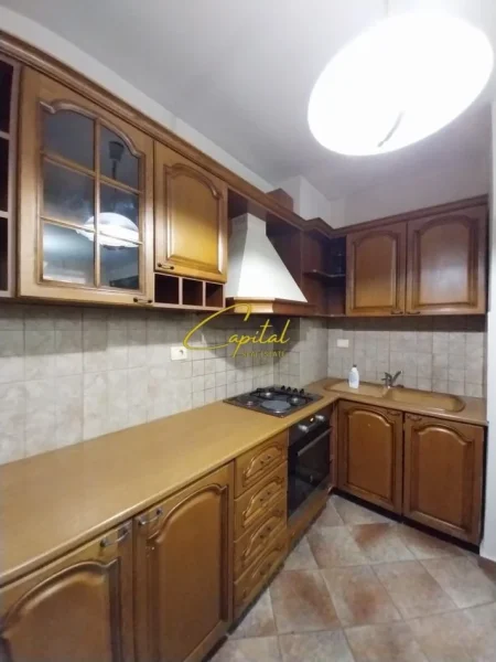 Tirane, jepet me qera apartament 1+1 Kati 3, 75 m² 500 € (KOMUNA E PARISIT)
