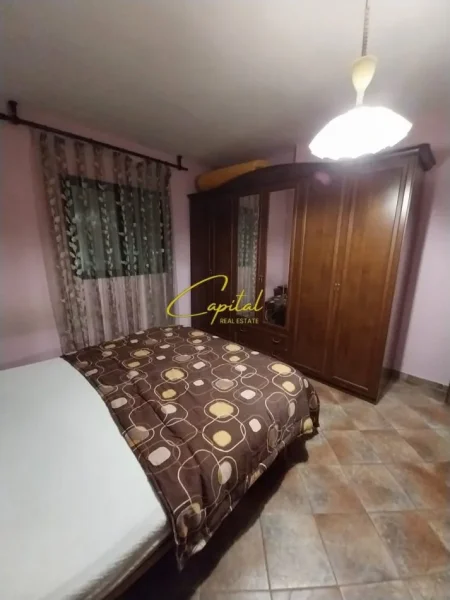 Tirane, jepet me qera apartament 1+1 Kati 3, 75 m² 500 € (KOMUNA E PARISIT)