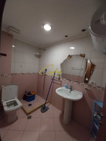 Tirane, jepet me qera apartament 1+1 Kati 3, 75 m² 500 € (KOMUNA E PARISIT)