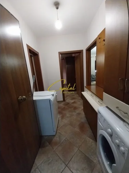 Tirane, jepet me qera apartament 1+1 Kati 3, 75 m² 500 € (KOMUNA E PARISIT)
