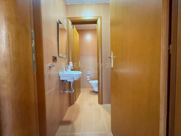Tirane, shitet apartament 3+1 Kati 3, 160 m² 510.000 € (Bllok)
