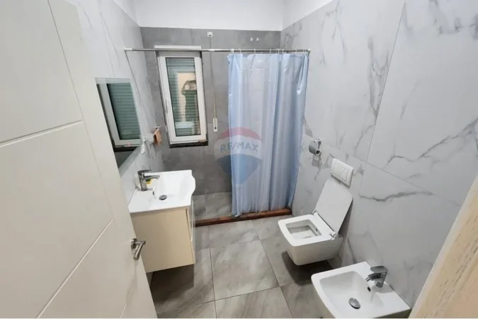 Tirane, jepet me qera apartament 2+1+Ballkon , 130 m² 800 € (Kopshti Botanik)