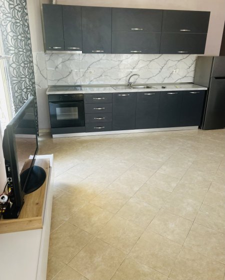 Vlore, jepet me qera apartament plazhista