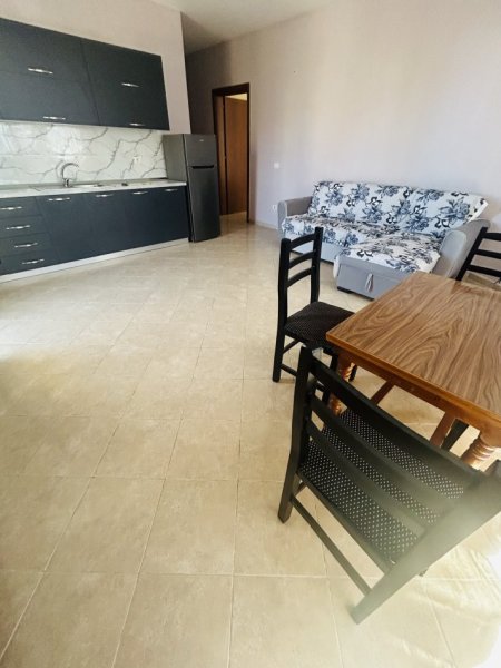 Vlore, jepet me qera apartament plazhista