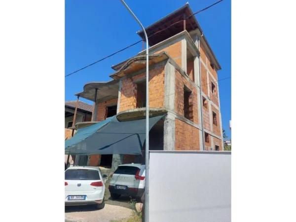 Tirane, shitet Vile 4+1+Ballkon Kati 0, 424 m² 215.000 € (Babrru)