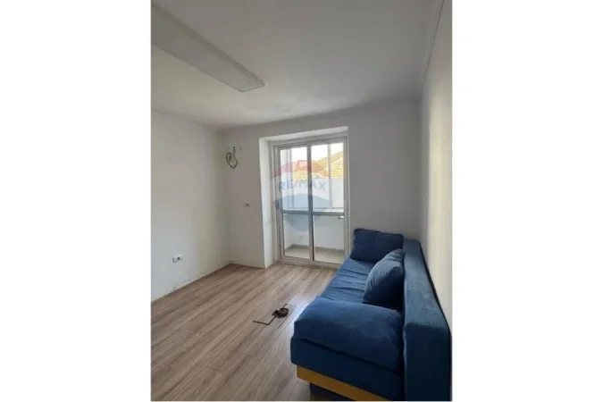 Tirane, jepet me qera ambjent biznesi , 65 m² 800 € (Rruga Muhamet Gjollesha)