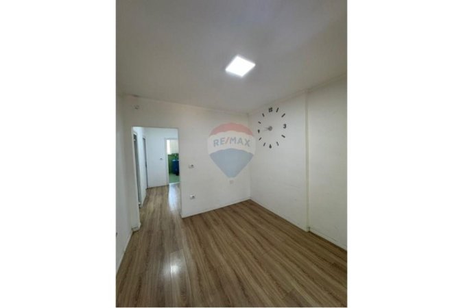 Tirane, jepet me qera ambjent biznesi , 65 m² 800 € (Rruga Muhamet Gjollesha)