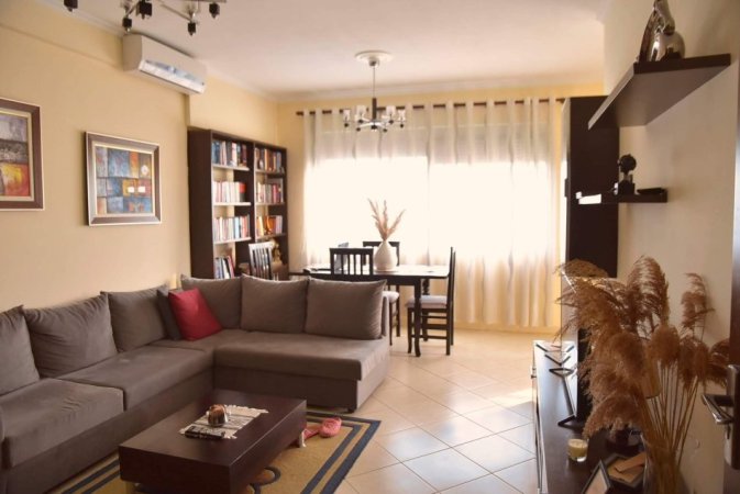 Tirane, jepet me qera apartament 1+1+Ballkon Kati 5, 65 m² 360 € (Rruga Thesarit, Shkolla 17 Shkurti)