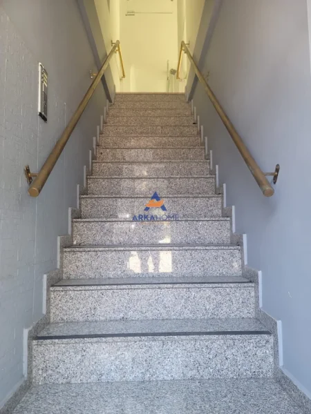 Tirane, jepet me qera ambjent biznesi Kati 1, 220 m² 1.600 € (RRUGA DRITAN HOXHA, LAPRAKE)