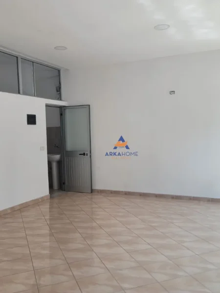 Tirane, jepet me qera ambjent biznesi Kati 1, 220 m² 1.600 € (RRUGA DRITAN HOXHA, LAPRAKE)