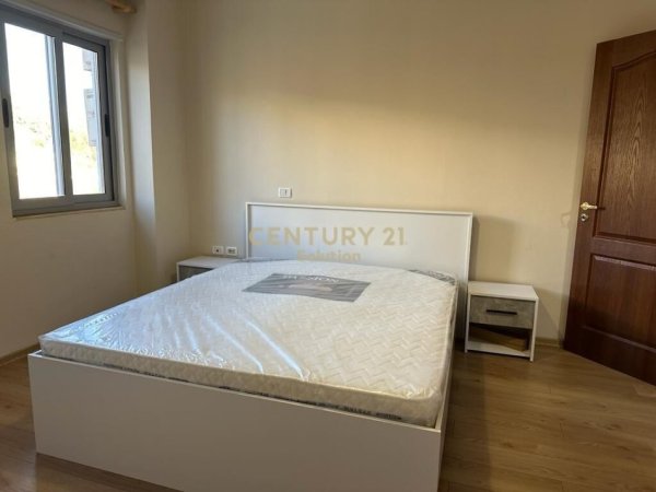 Tirane, jepet me qera apartament 2+1+Aneks+Ballkon Kati 2, 110 m² 400 € (Rr.Pinare)