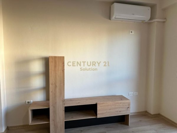 Tirane, jepet me qera apartament 2+1+Aneks+Ballkon Kati 2, 110 m² 400 € (Rr.Pinare)