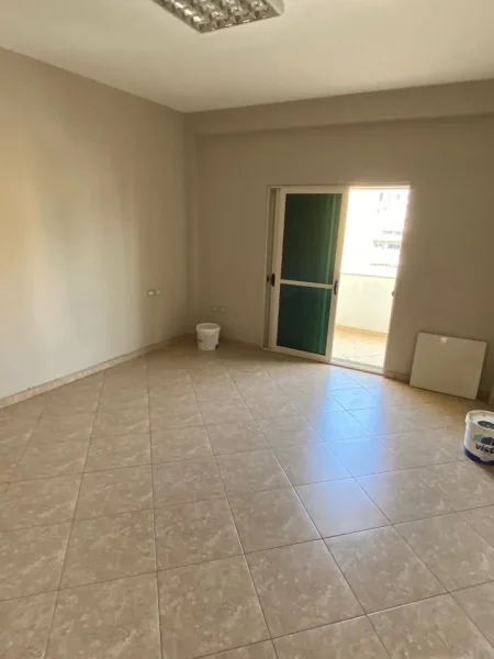Tirane, jepet me qera ambjent biznesi Kati 2, 250 m² 1.000 € (KODRA E DIELLIT)